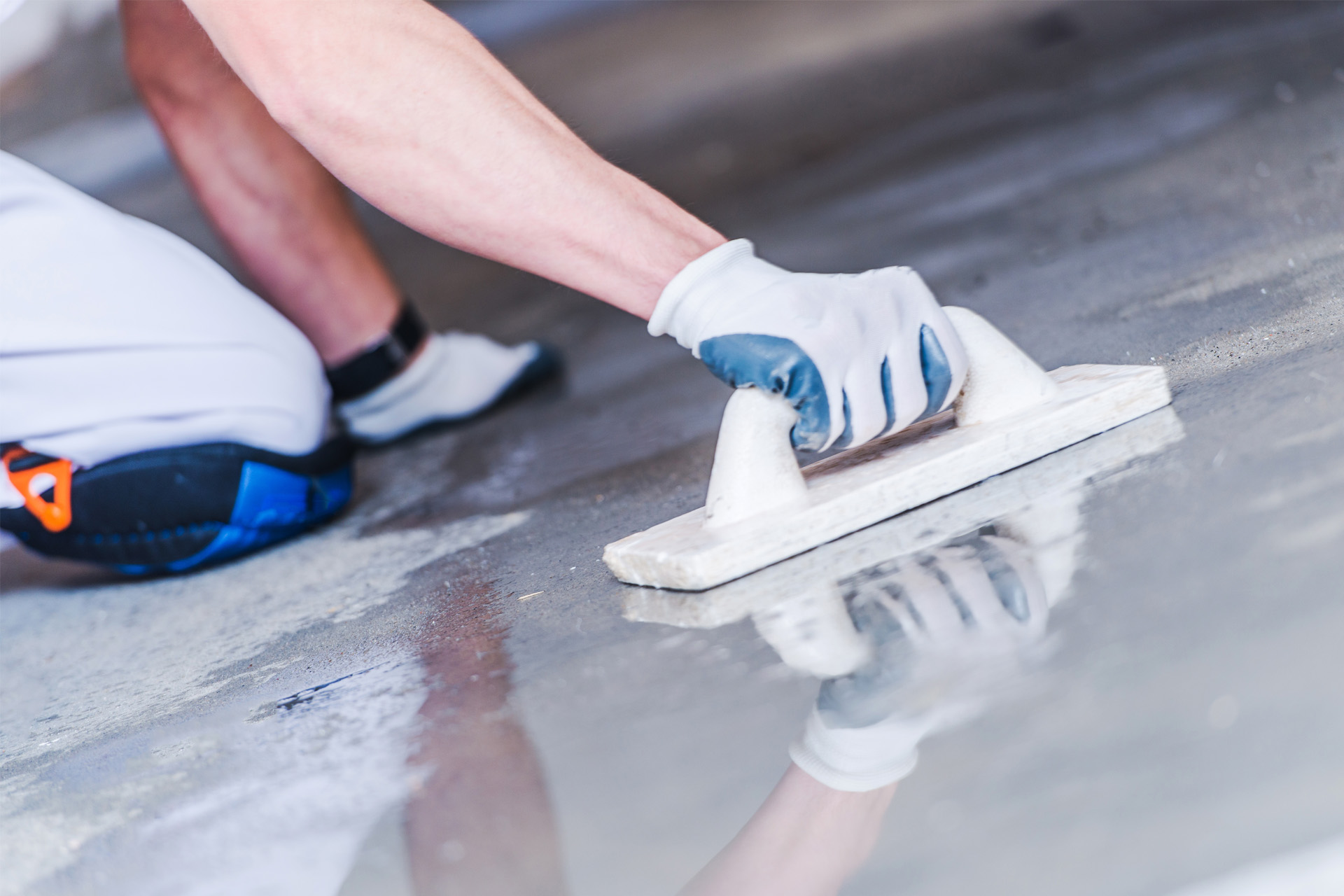 Handwerker arbeitet auf dem Fußboden